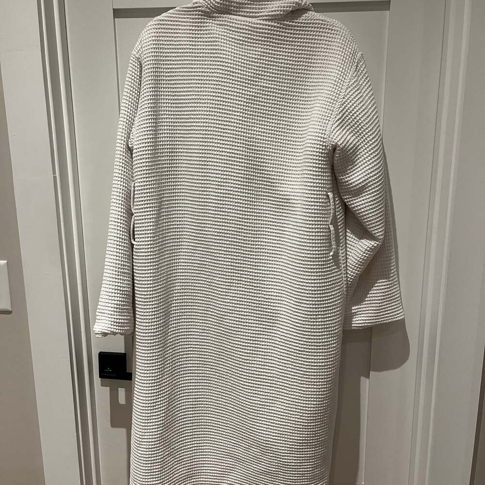 Pottery Barn White Textured Robe - Picture 5 of 5